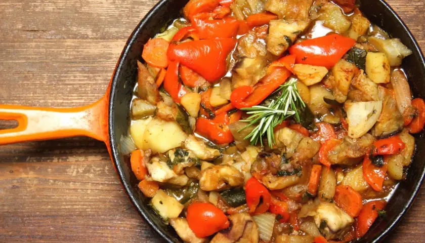 Frecandò ricetta: un saporito mix di verdure cotte in padella, con patate, peperoni rossi, melanzane e carote.