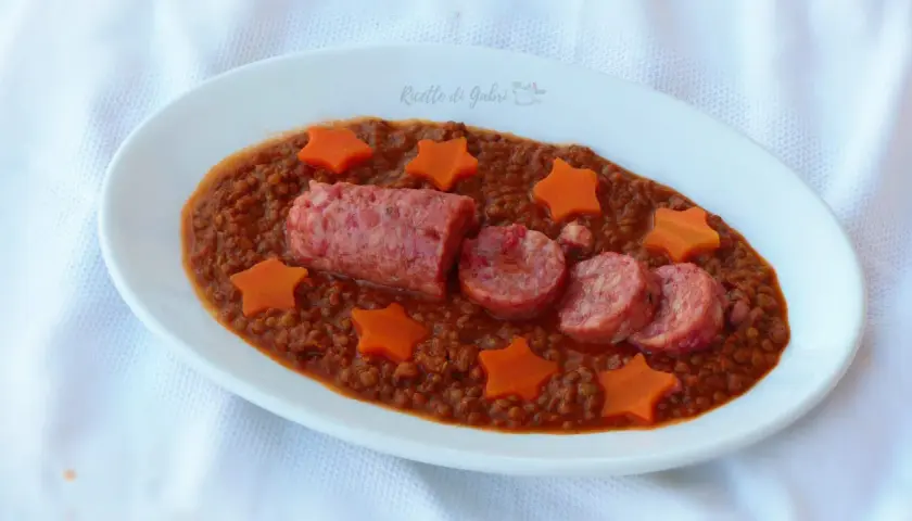 Piatto di lenticchie e cotechino alla marchigiana, decorato con stelline di carota. Un classico saporito e invitante.