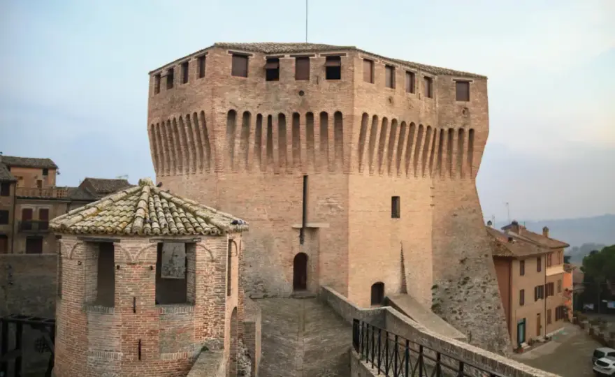 Mondavio: Rocca, borgo e chiese - Guida alla visita perfetta