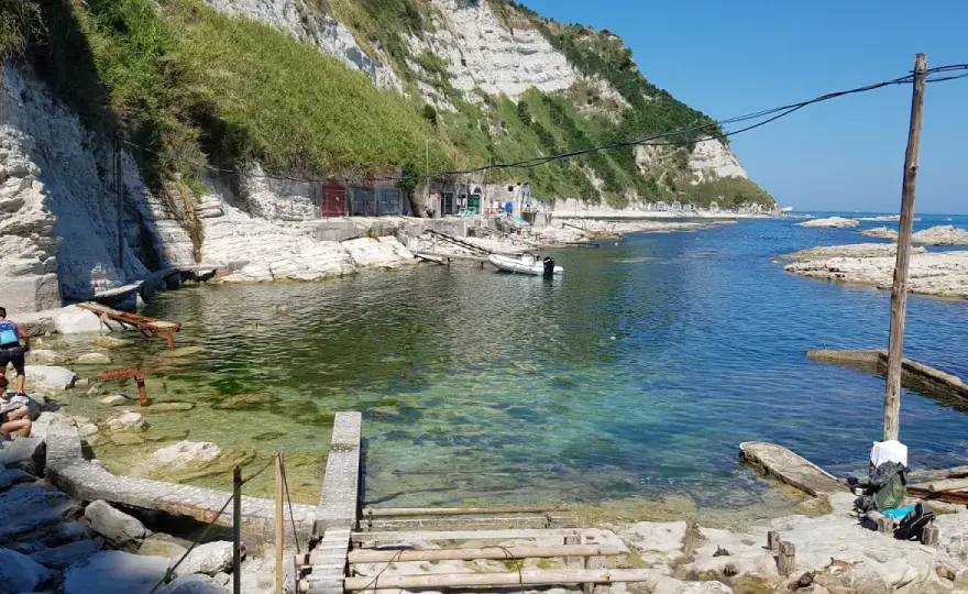 Scalaccia Ancona - Guida completa alla spiaggia "scomoda"