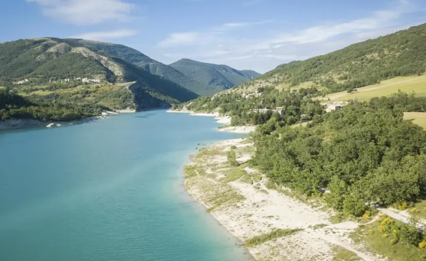 Lago di Fiastra: spiagge libere e consigli utili per la tua visita