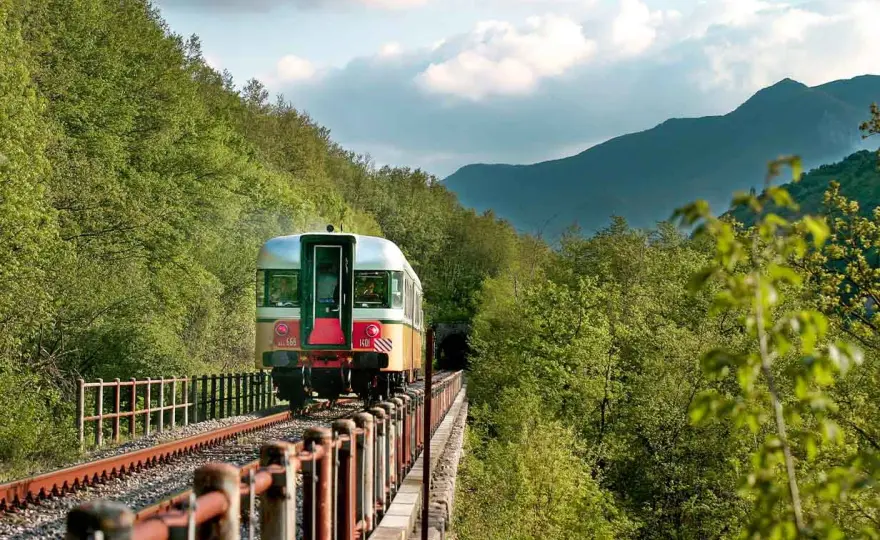 Fabriano-Ancona: Treno o Auto? Scegli il Viaggio Perfetto