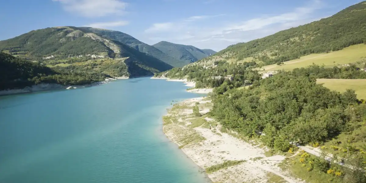 Lago di Fiastra: spiagge libere e consigli utili per la tua visita