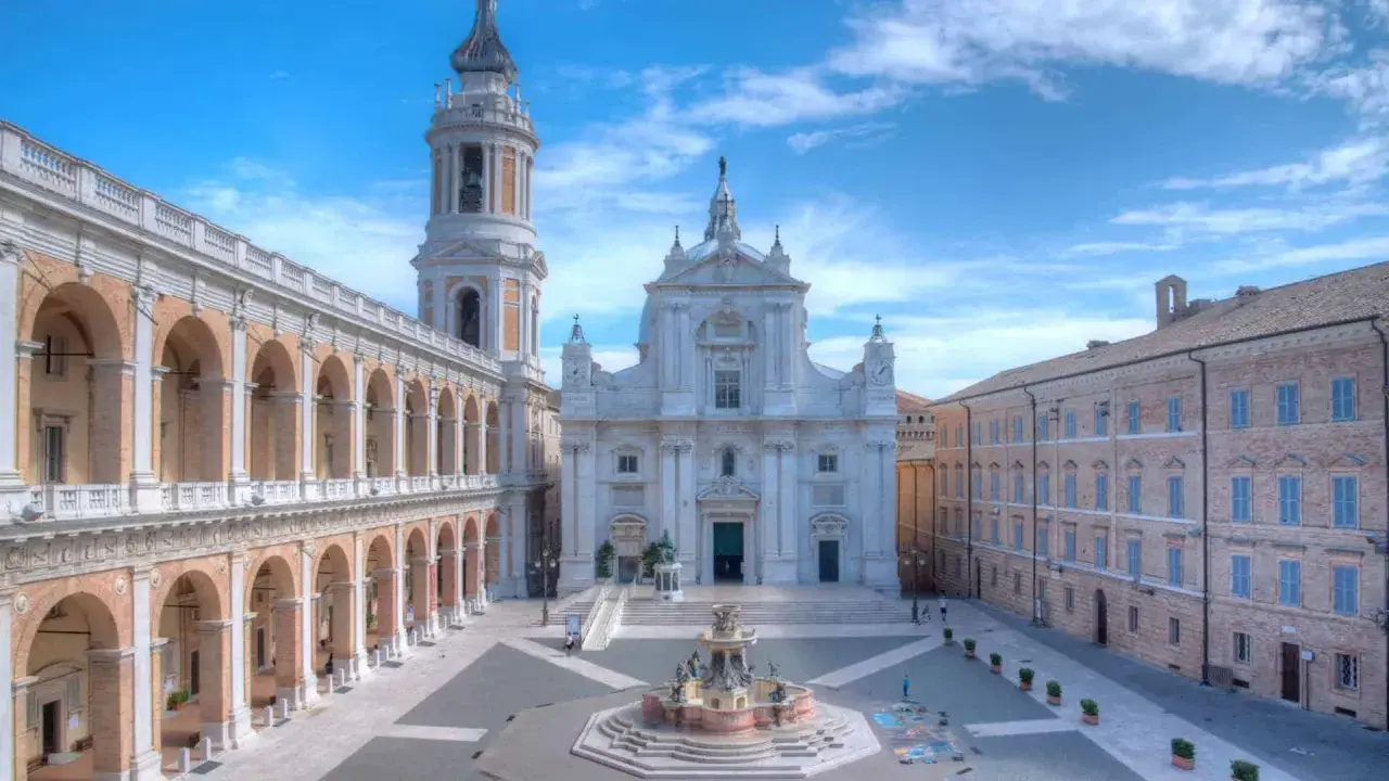 Piazza del Santuario di Loreto con la Basilica e il Palazzo Apostolico, un luogo di pellegrinaggio per la Madonna di Loreto.