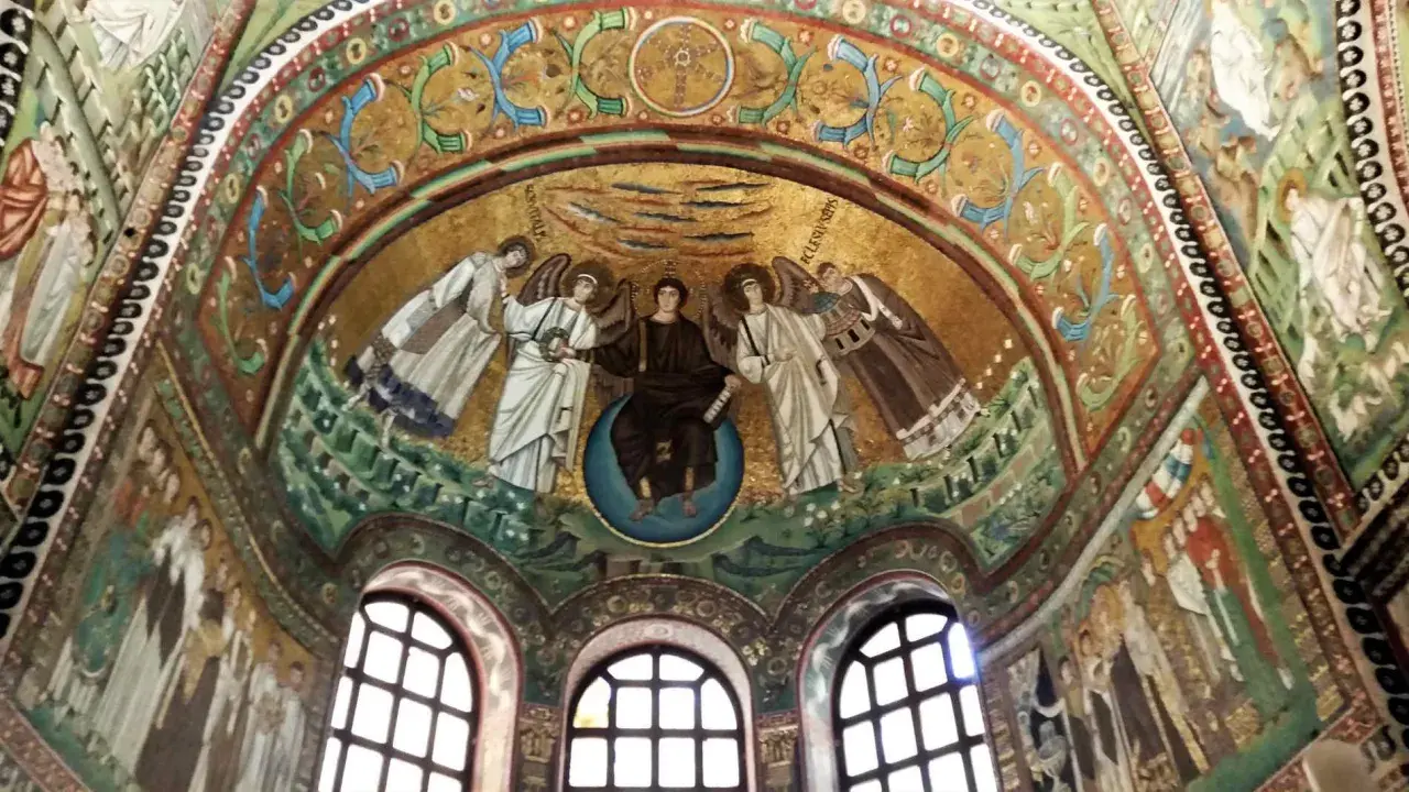 Mosaici bizantini a Ravenna: Cristo in maestà circondato da angeli, una delle principali attrazioni della città.
