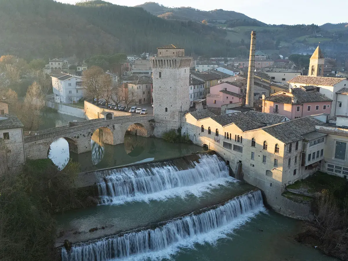 Cascata e ponte in pietra a Fermignano, cosa vedere per un tuffo nella storia.