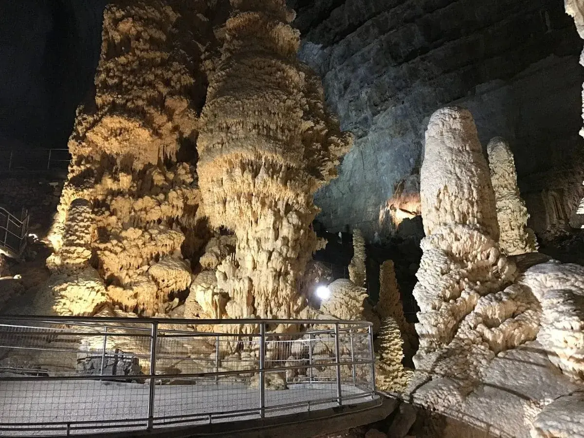 Grotte di Frasassi: curiosità naturali con imponenti stalagmiti e stalattiti illuminate, un percorso tra formazioni rocciose millenarie.