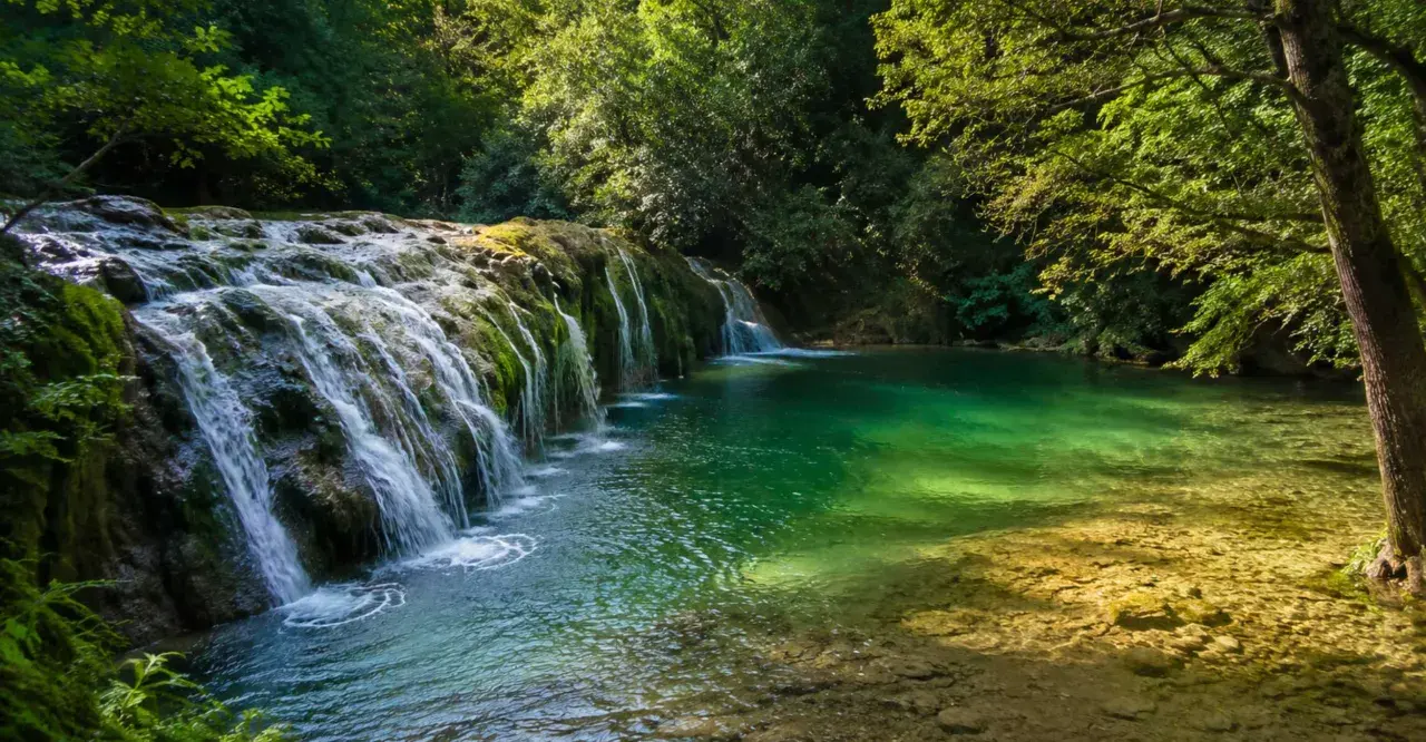 Cascate di smeraldo e rocce muschiose, un angolo di paradiso naturale. Le cascatelle di Cingoli creano un'oasi di pace.
