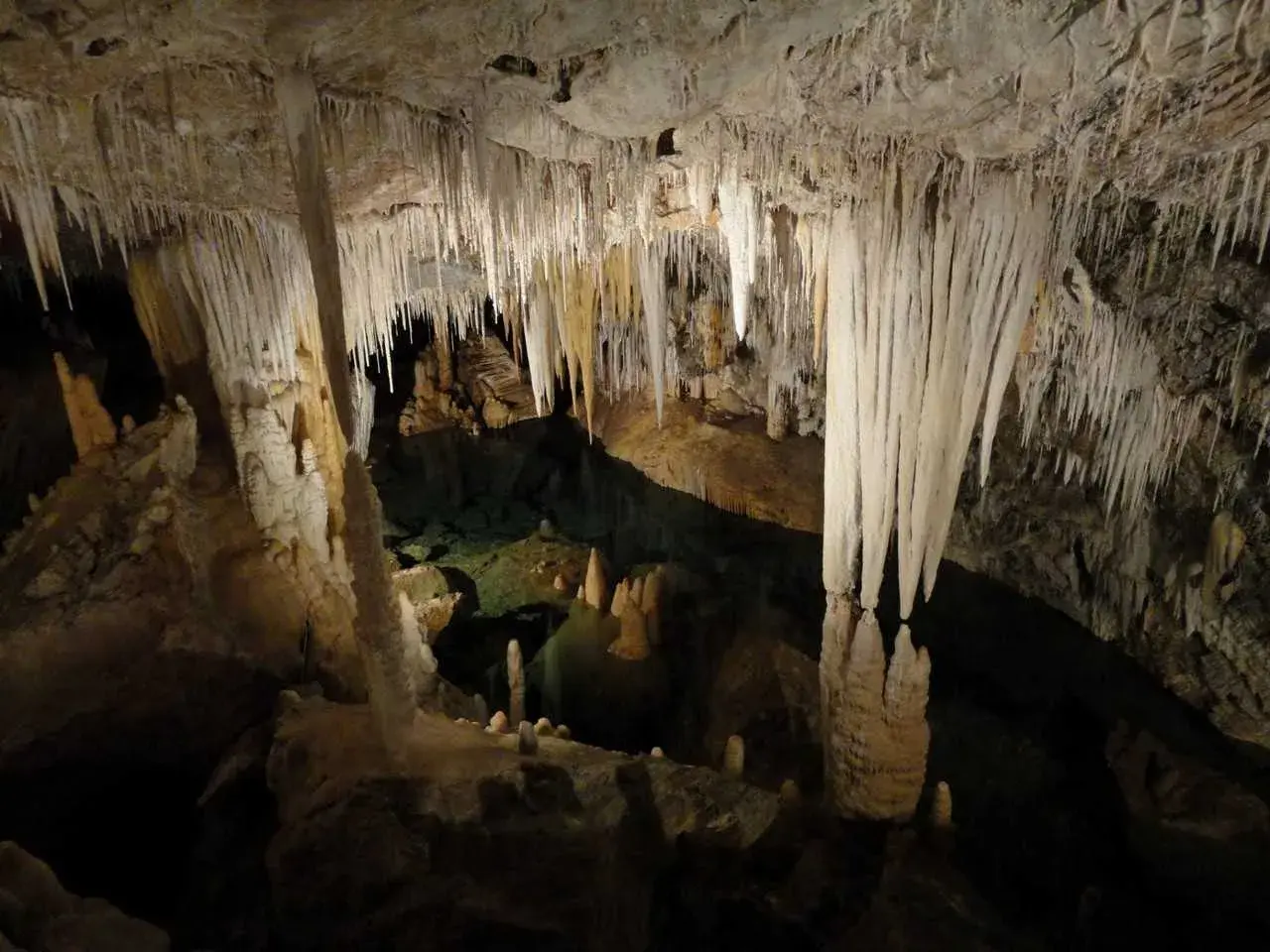 Stalattiti e stalagmiti creano un paesaggio surreale in queste **grotte da visitare**. Un mondo sotterraneo da esplorare.