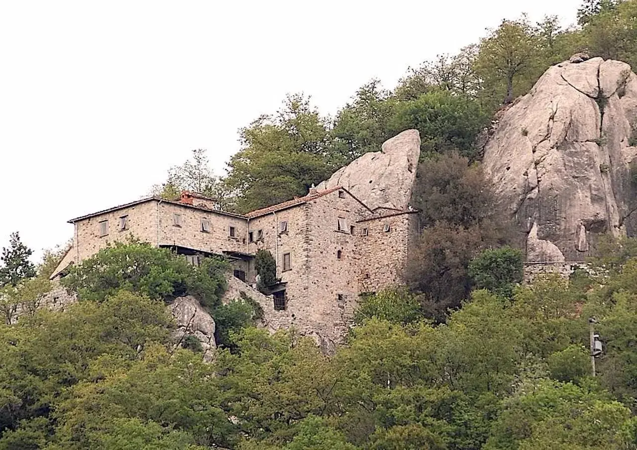 Antico eremo in pietra aggrappato alla roccia, un luogo suggestivo dove si trova Pieve Santo Stefano.