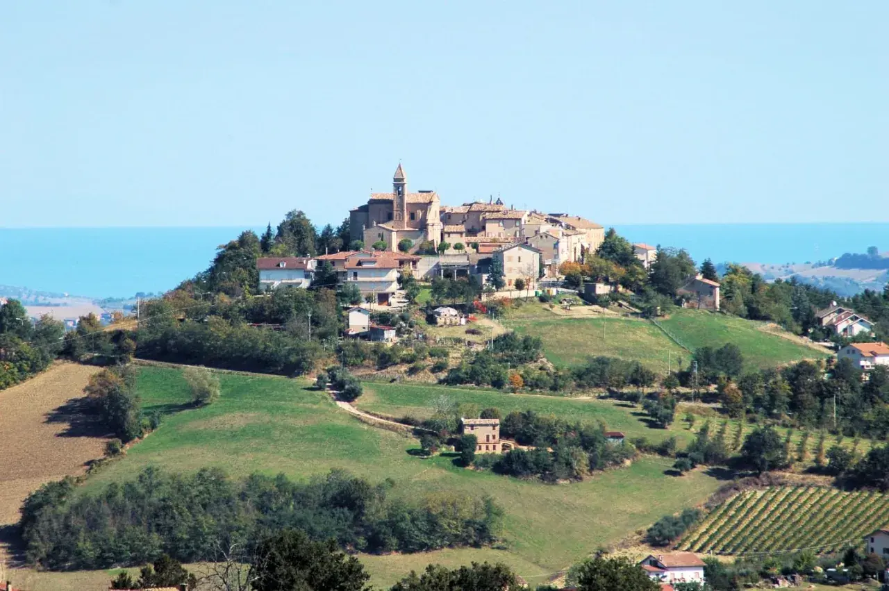 Borgo collinare di Montefiore dell'Aso con vista sul mare Adriatico.