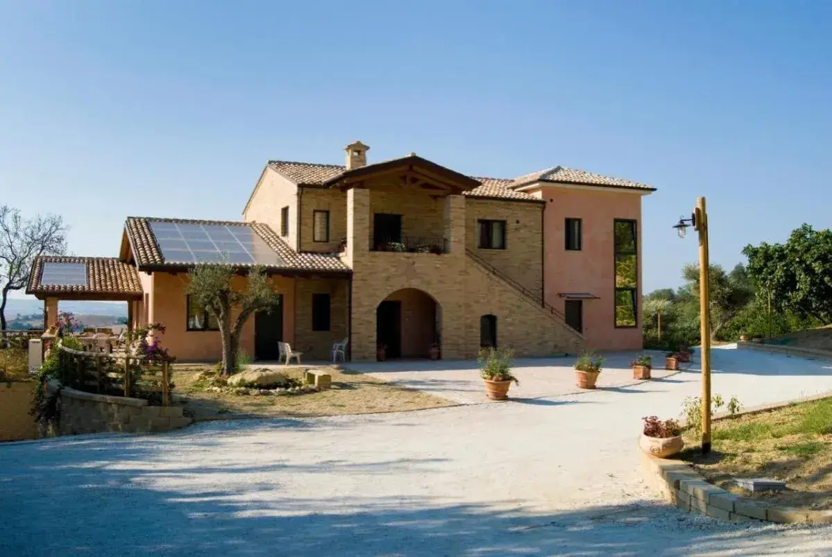 Casette d'estate con pannelli solari e un ampio cortile. Ideale per spacci di prodotti locali.