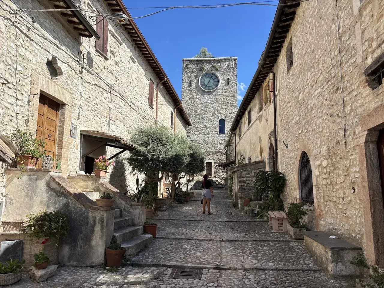 Arrone: un vicolo con torre dell'orologio e case in pietra. Scopri cosa vedere in questo borgo medievale.