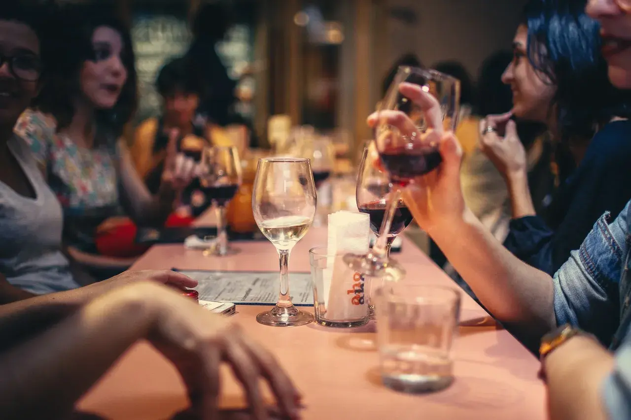 Amici brindano a Viterbo, un'idea su cosa fare la sera: cena e buon vino.