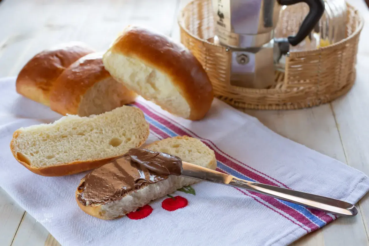 Morbidi panini pronti per essere farciti, uno con crema al cioccolato, come un delizioso maritozzo marchigiano.