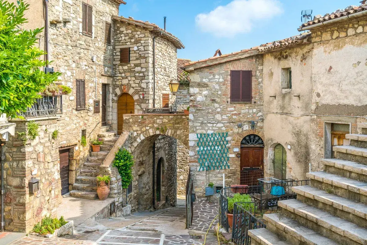 Antico borgo in pietra vicino alle Cascate delle Marmore, con vicoli stretti, scalinate e scorci suggestivi.