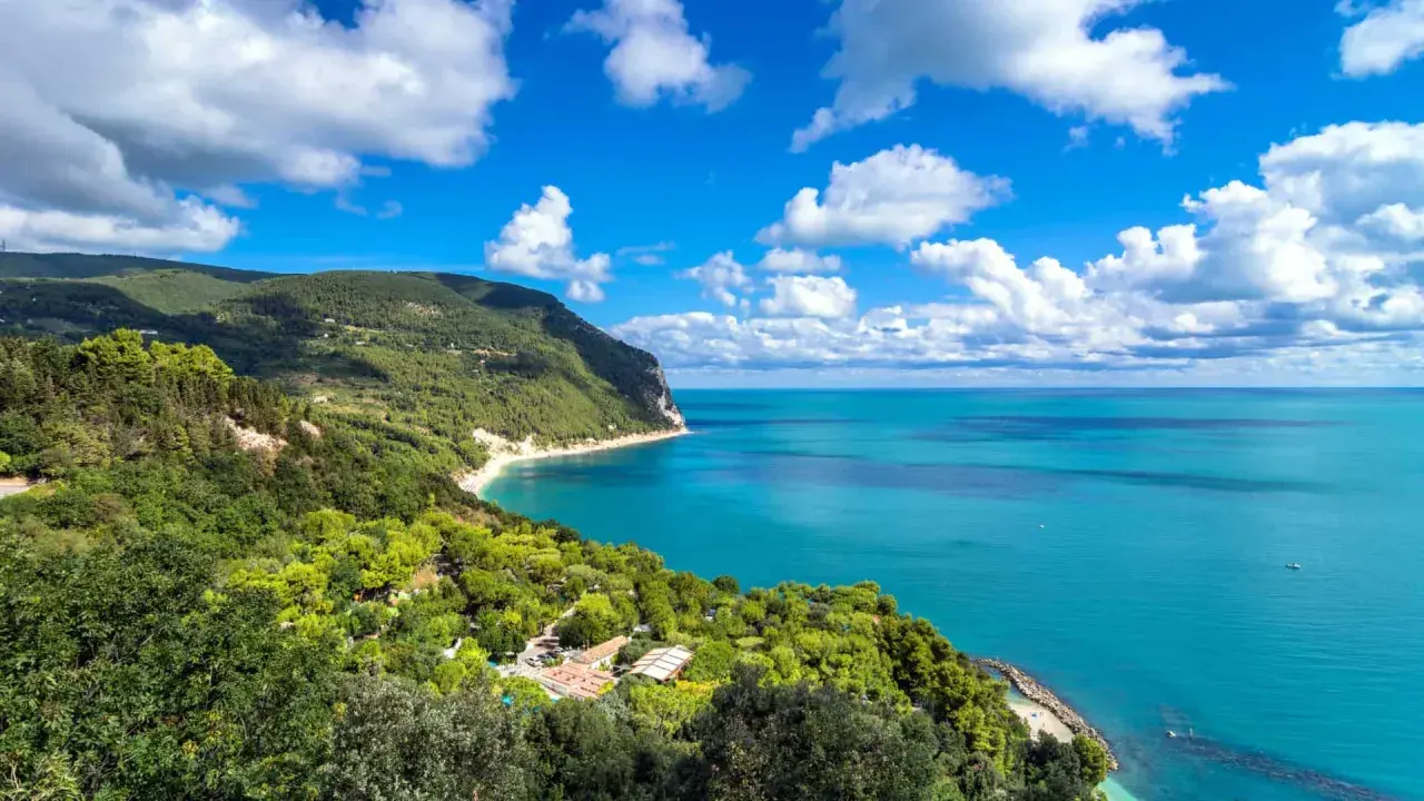 Panoramica mozzafiato del Monte Conero, con il mare azzurro e la costa verdeggiante. Scopri cosa vedere in questo angolo di paradiso.