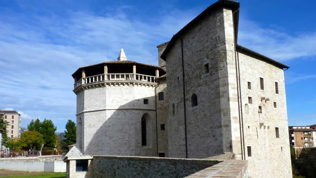 Torre dei Melatini e Palazzo dei Capitani, gioielli da scoprire a cosa vedere Ascoli Piceno.