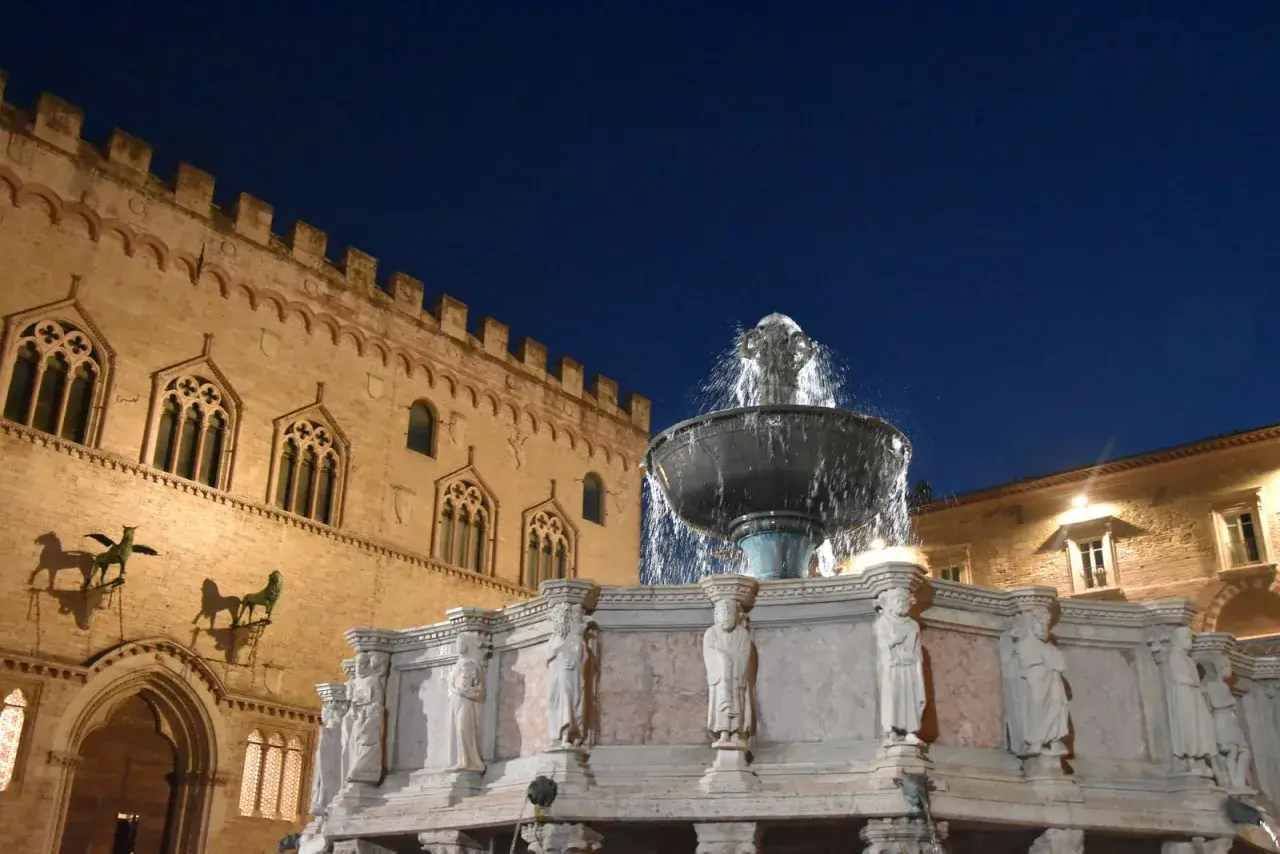 Fontana Maggiore di Perugia, un gioiello da ammirare. Tra le cose da vedere, questo capolavoro gotico con le sue sculture e l'acqua che zampilla.
