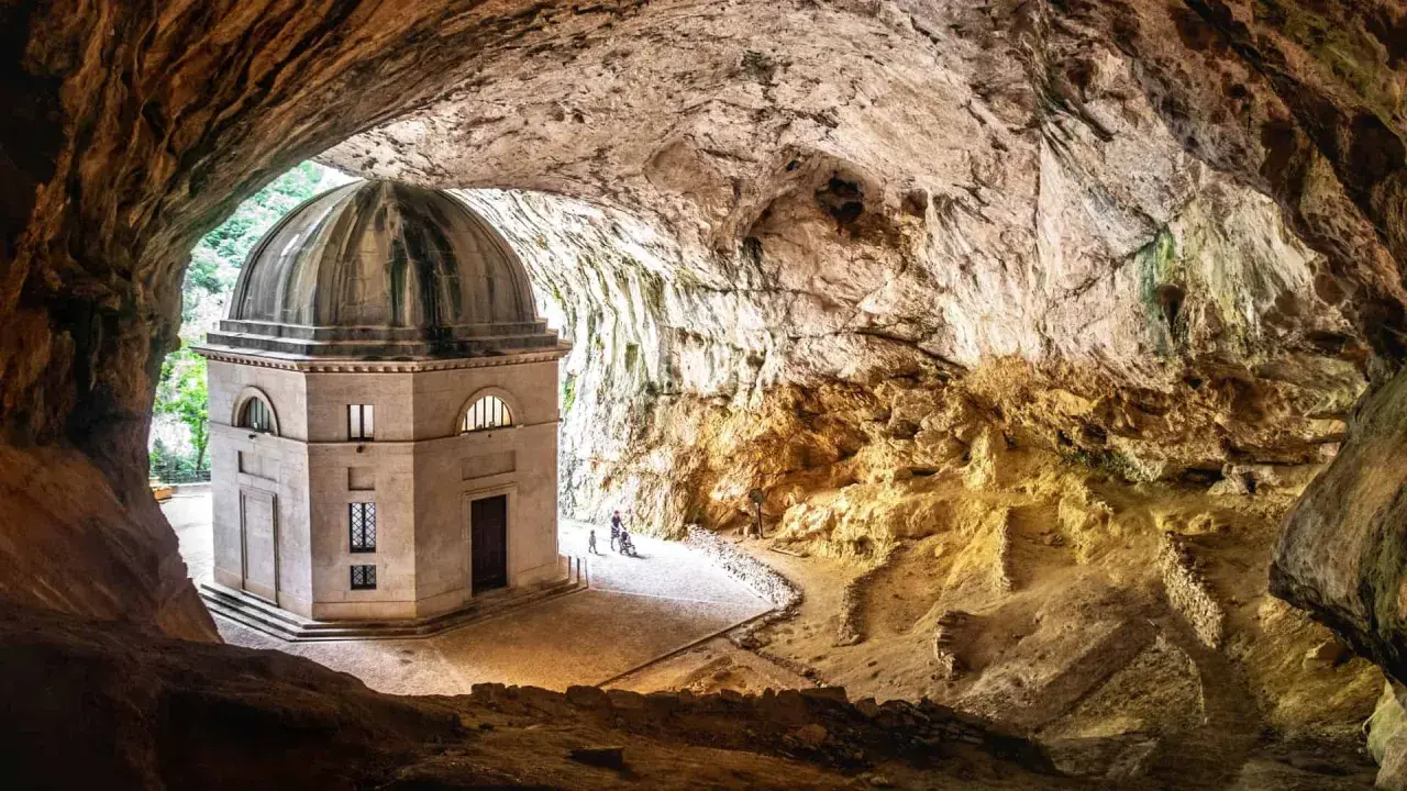 Tempio di Valadier, una meraviglia tra le grotte nelle Marche, incastonato nella roccia.