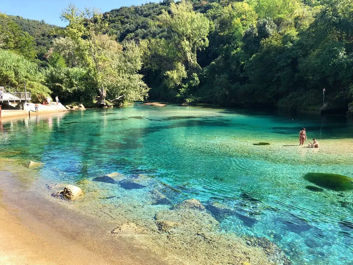 Acque cristalline e natura rigogliosa allo **stifone Mole di Narni**. Persone si godono il sole e il fresco in questo paradiso naturale.