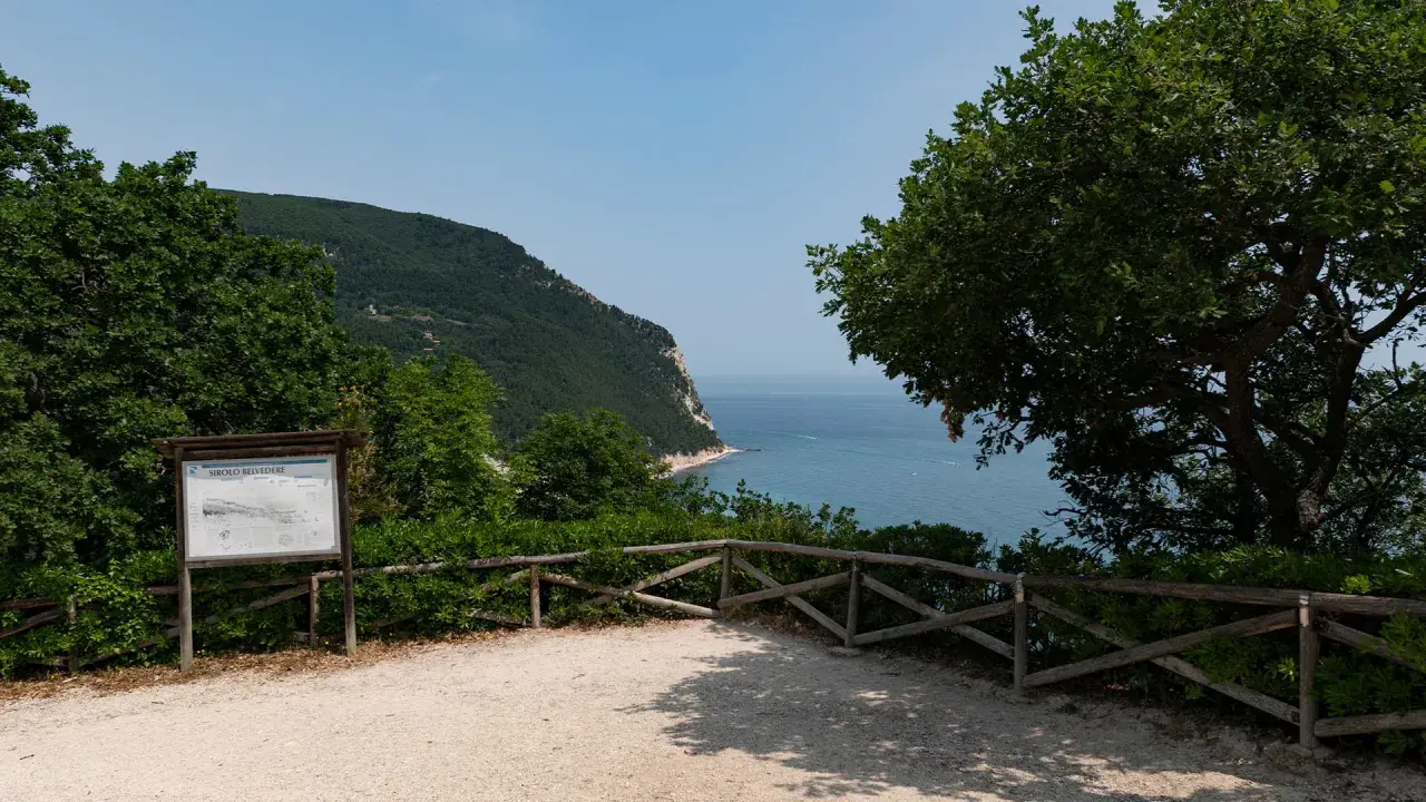 Sentiero panoramico a piedi tra Numana e Sirolo. Vista sul mare Adriatico e sul Monte Conero.