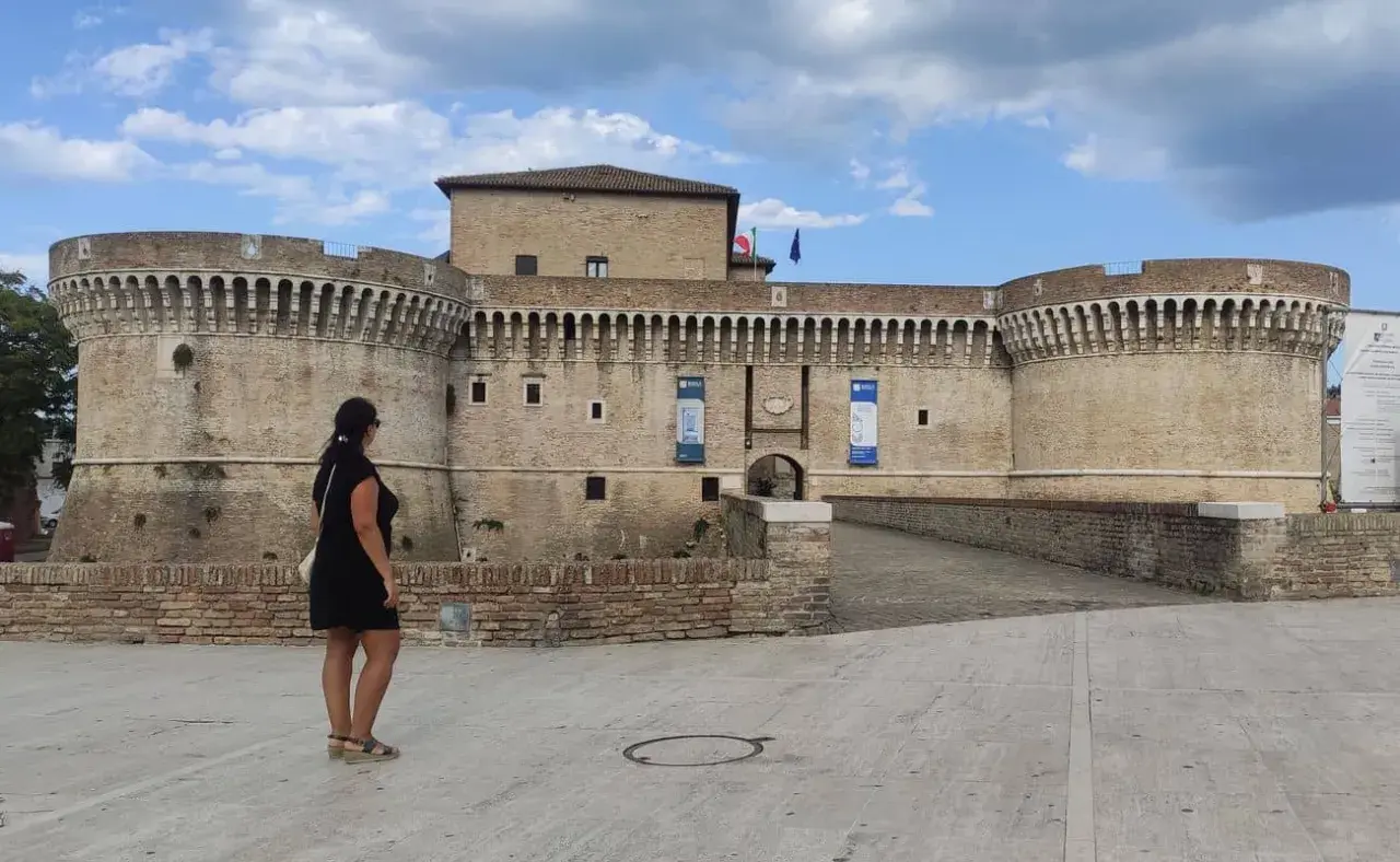 Una donna ammira la Rocca Roveresca, un gioiello da scoprire tra le cose da vedere a Senigallia e dintorni.