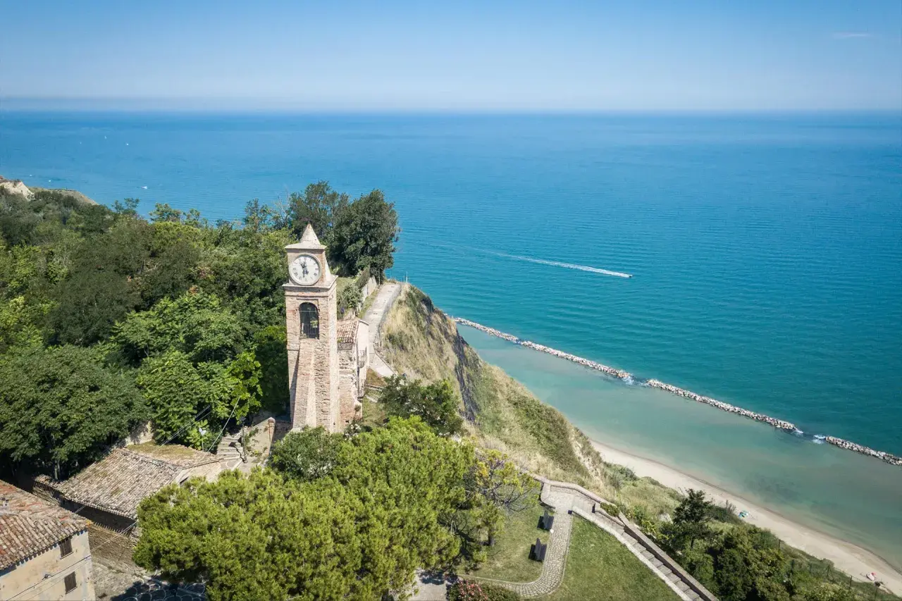Torre dell'orologio a Fiorenzuola di Focara, con vista sul mare Adriatico vicino Pesaro.