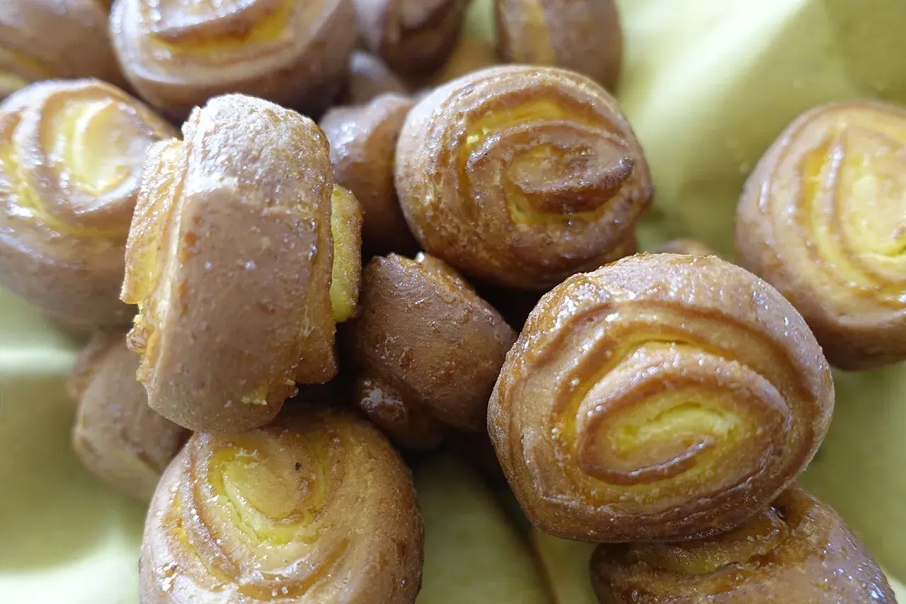 Dolci rotolini dorati, profumati e invitanti, che ricordano i limoncini dolci della nonna.