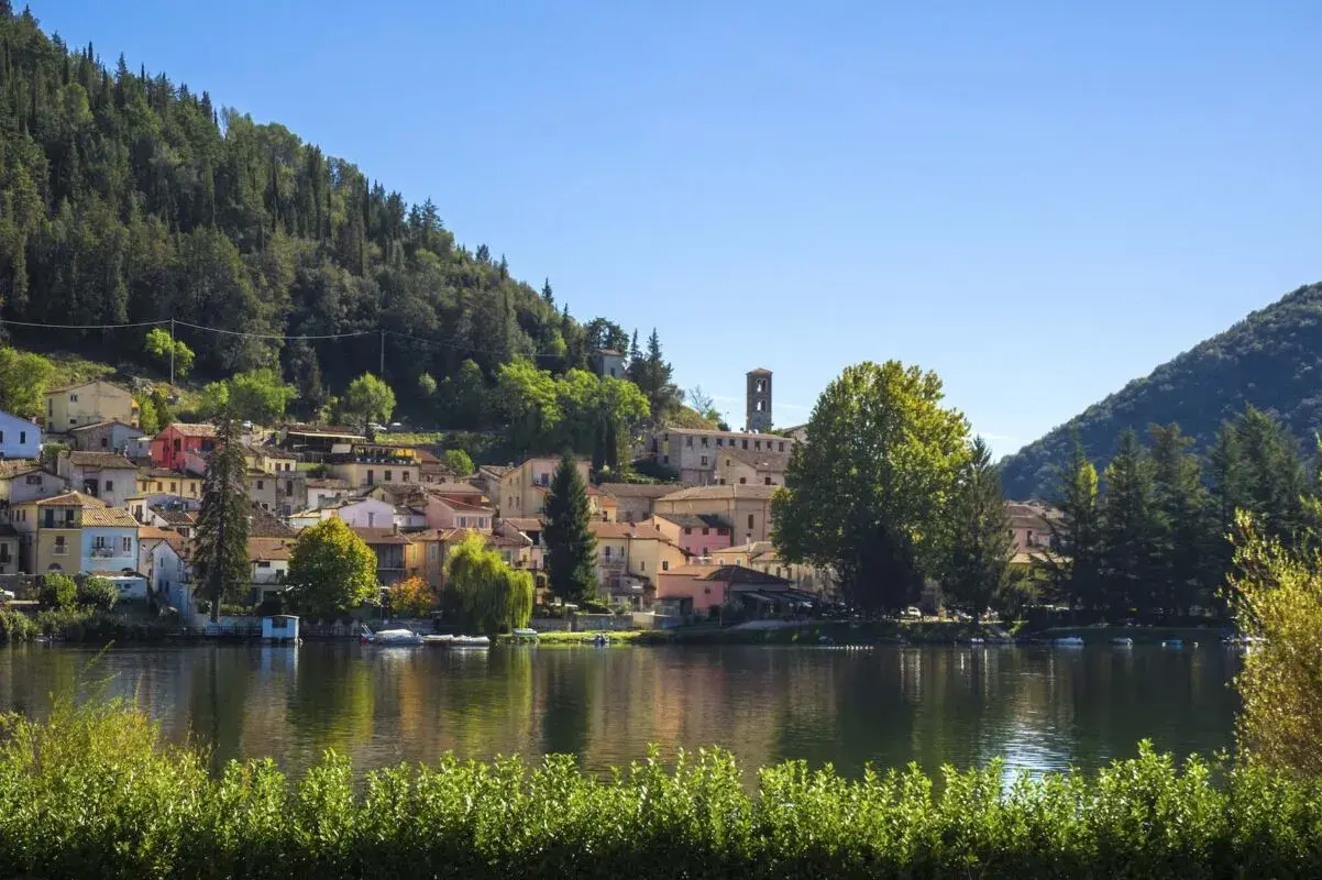 Borgo pittoresco sul lago, tra colline verdi e case colorate. Un luogo incantevole da scoprire, tra le cose da vedere a Terni.