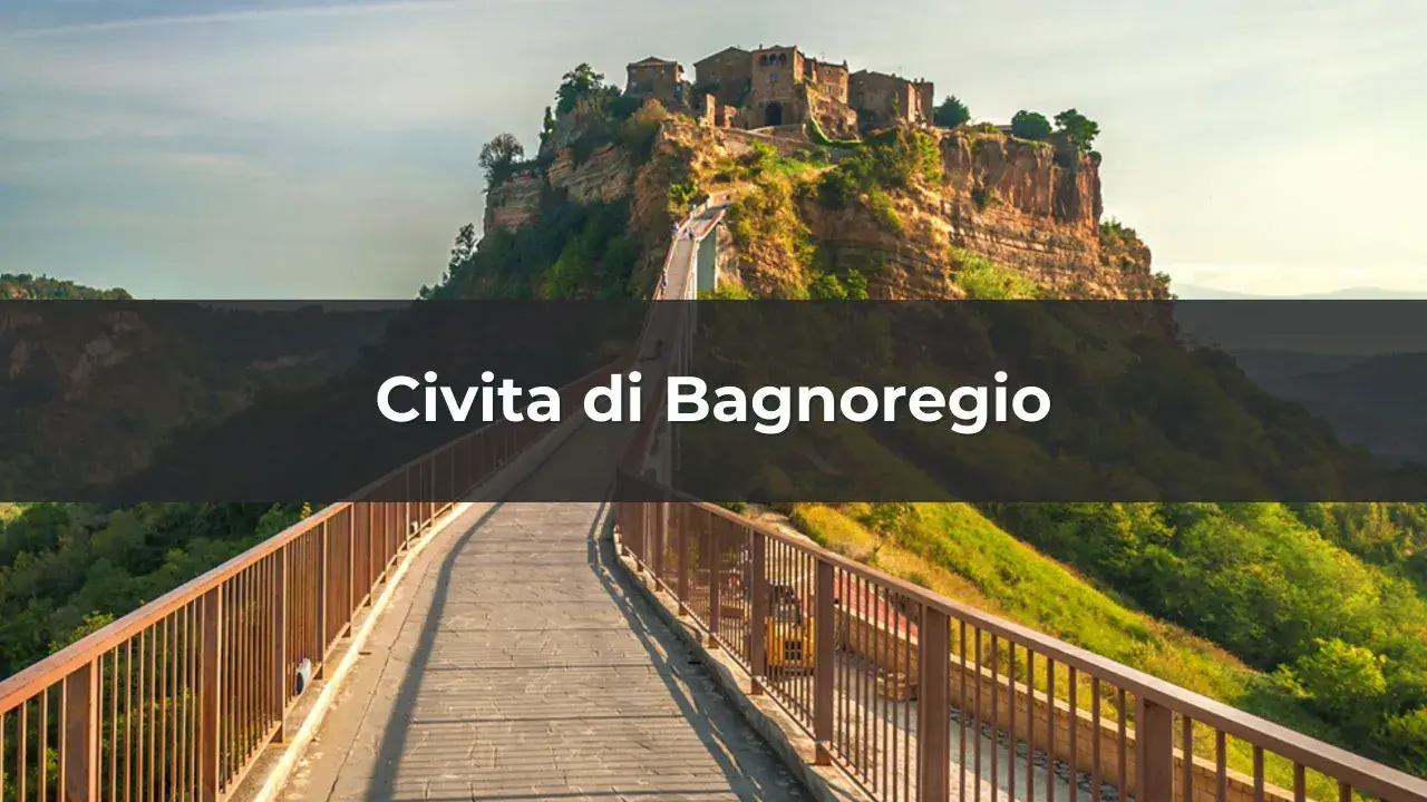 Il ponte pedonale conduce a Civita di Bagnoregio, un borgo medievale arroccato su una collina. Ecco cosa vedere in questo luogo magico.