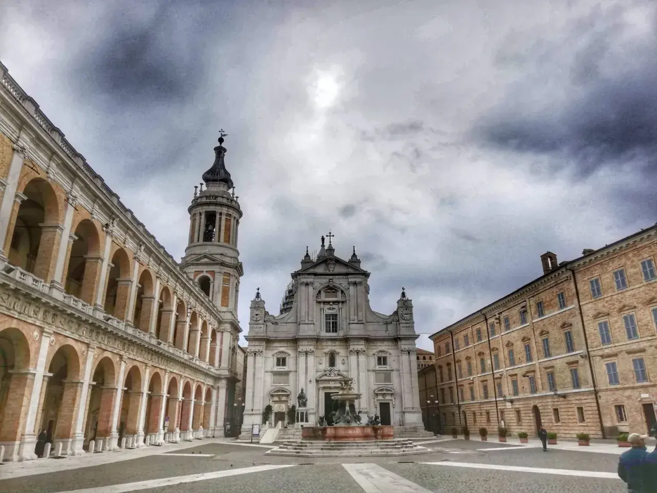 Piazza del Santuario a Loreto, con la Basilica e il Palazzo Apostolico. Un luogo da visitare per la sua storia e spiritualità.