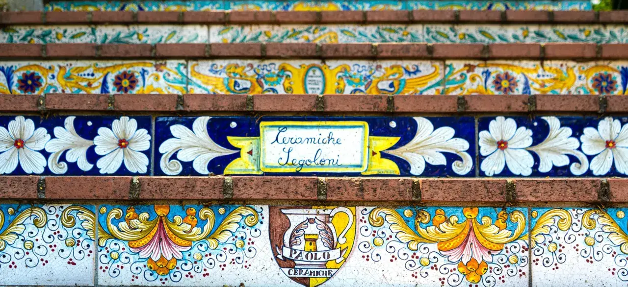 Scale decorate con ceramiche artistiche di Deruta, Perugia. Fiori bianchi su blu, stemmi e scritte a mano.