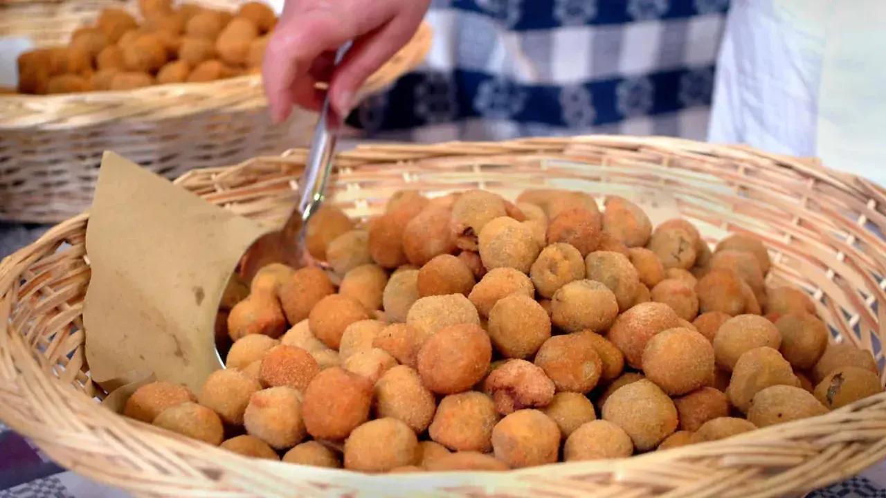 Cesto pieno di olive ascolane, uno dei piatti tipici delle Marche, pronte per essere servite.