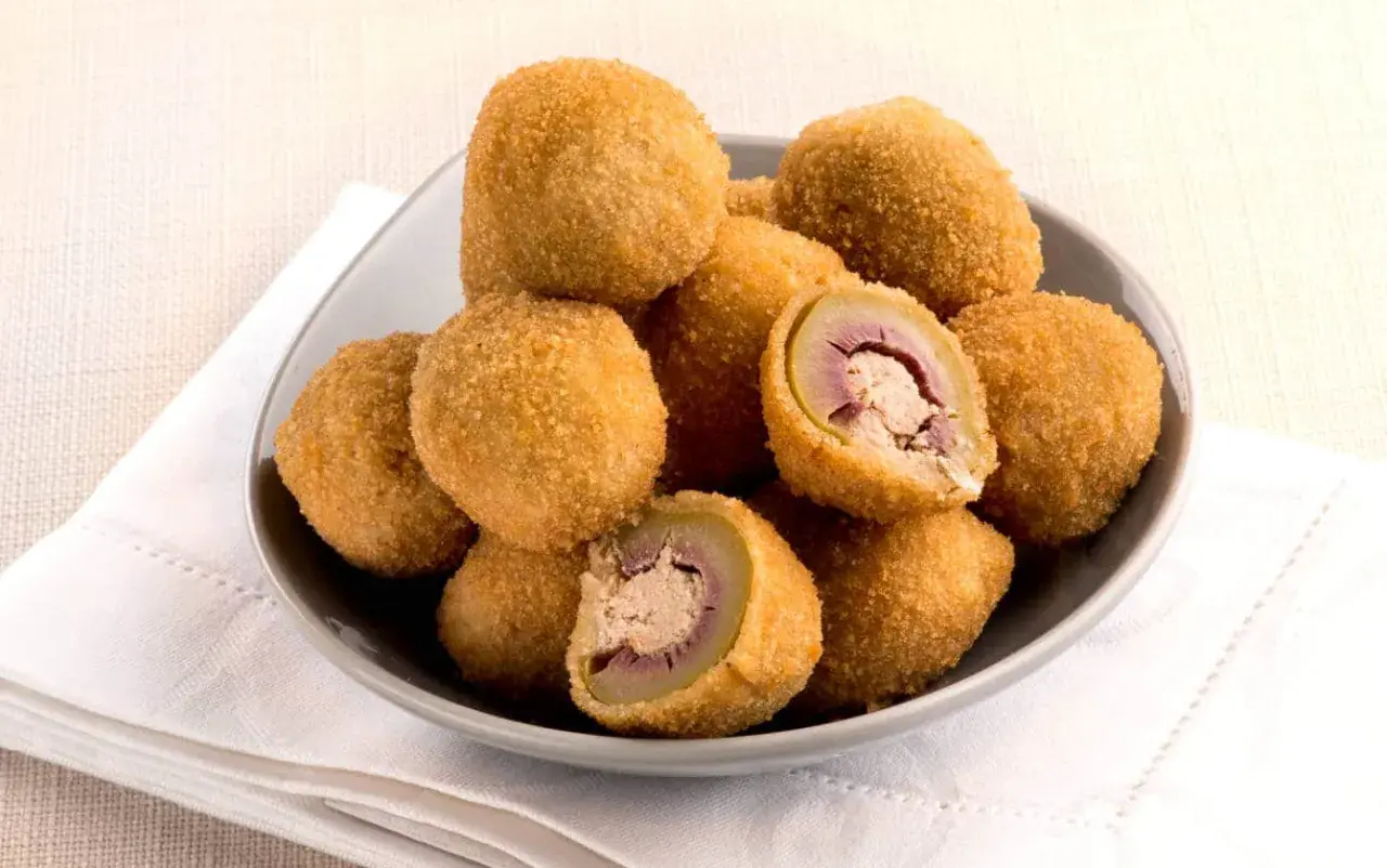 Olive ascolane fritte, con ripieno di carne. Gli ingredienti principali sono olive verdi, carne macinata e pangrattato.