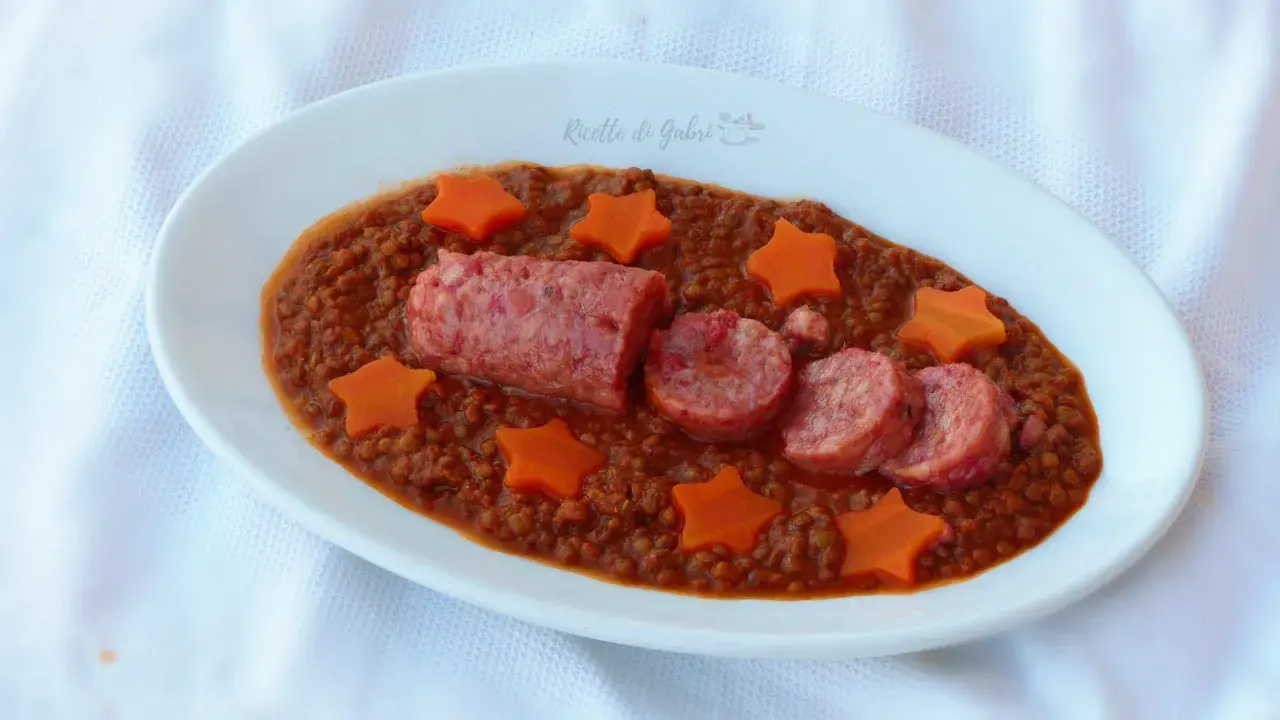 Piatto di lenticchie e cotechino alla marchigiana, decorato con stelline di carota. Un classico saporito e invitante.