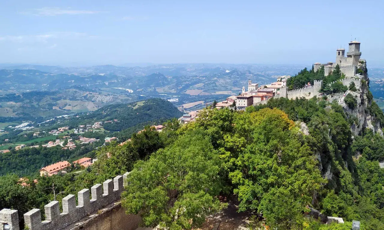 Panoramica mozzafiato per chi decide di visitare San Marino, con le torri medievali che dominano il paesaggio collinare.