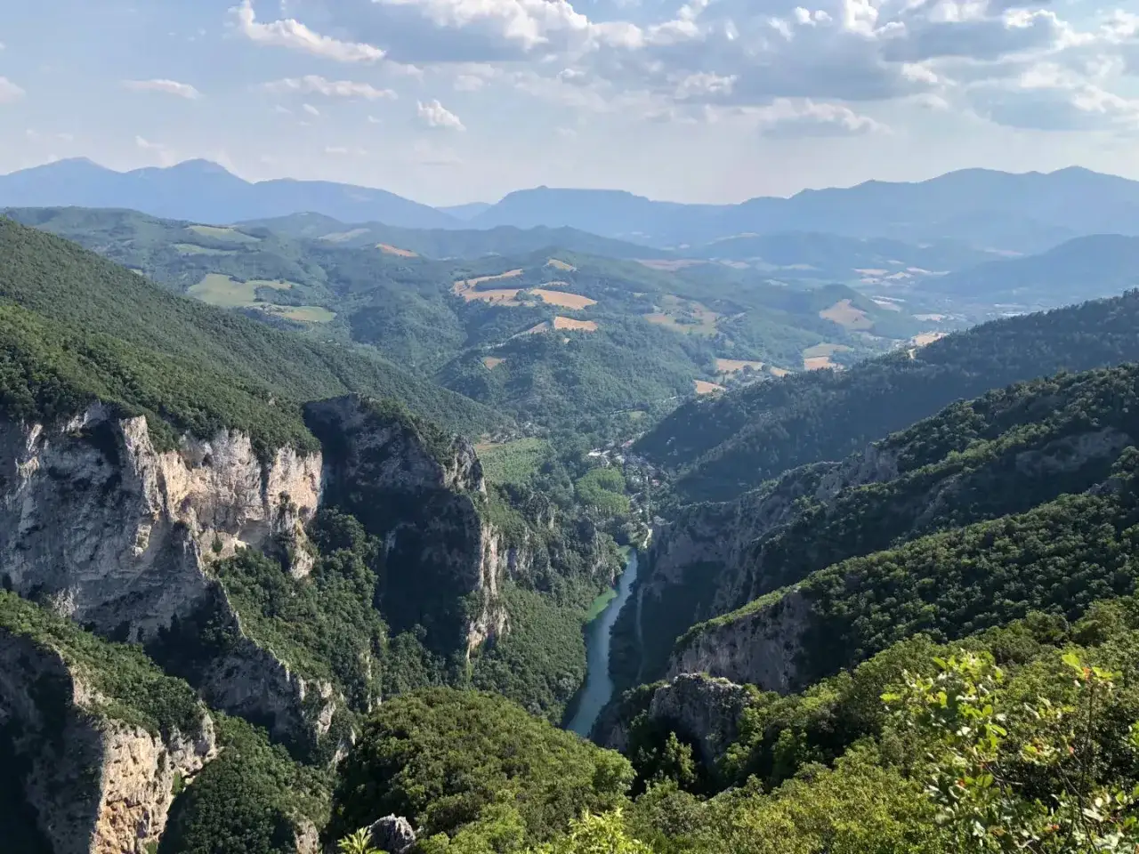 Panoramica mozzafiato dalla terrazza del Furlo, con il fiume che serpeggia tra le montagne verdi e le rocce imponenti.