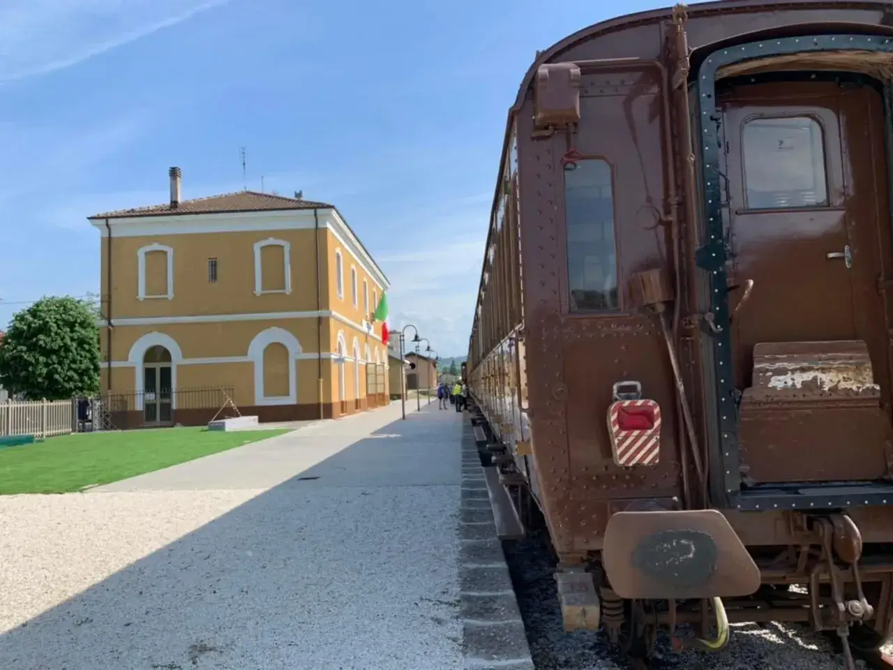 Stazione storica a Fabriano Ancona, con un vecchio treno marrone pronto a partire.