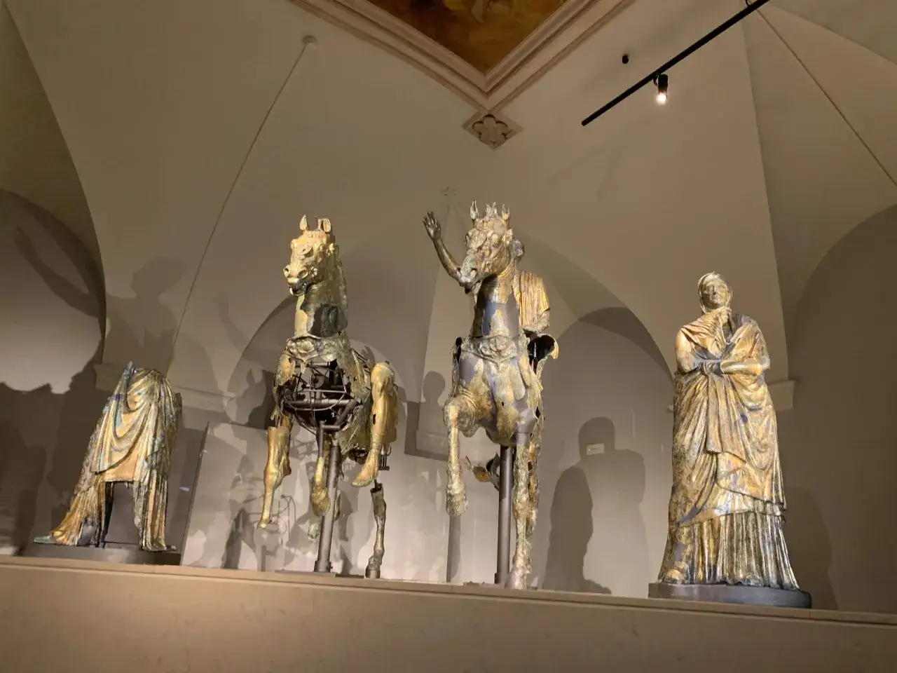 Statue equestri dorate, forse parte di una pergola nelle Marche, con un uomo in toga.