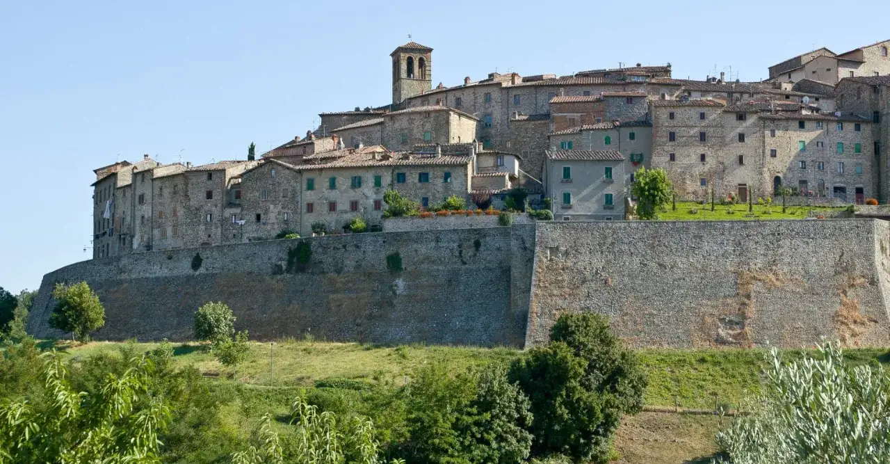 Borgo medievale su una collina, con mura antiche e case in pietra. Un luogo perfetto per scoprire cose da fare a Anghiari e godersi la storia.