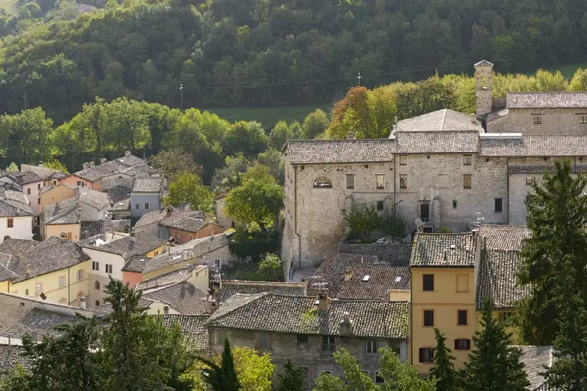 Panoramica di Esanatoglia, borgo marchigiano con tetti in cotto e case in pietra, immerso nel verde. Cosa vedere: un incantevole scorcio.