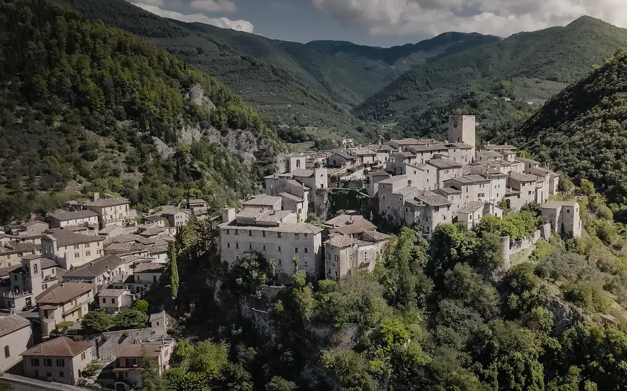 Arrone, cosa vedere: borgo medievale arroccato tra colline verdi, con case in pietra e un'antica torre.