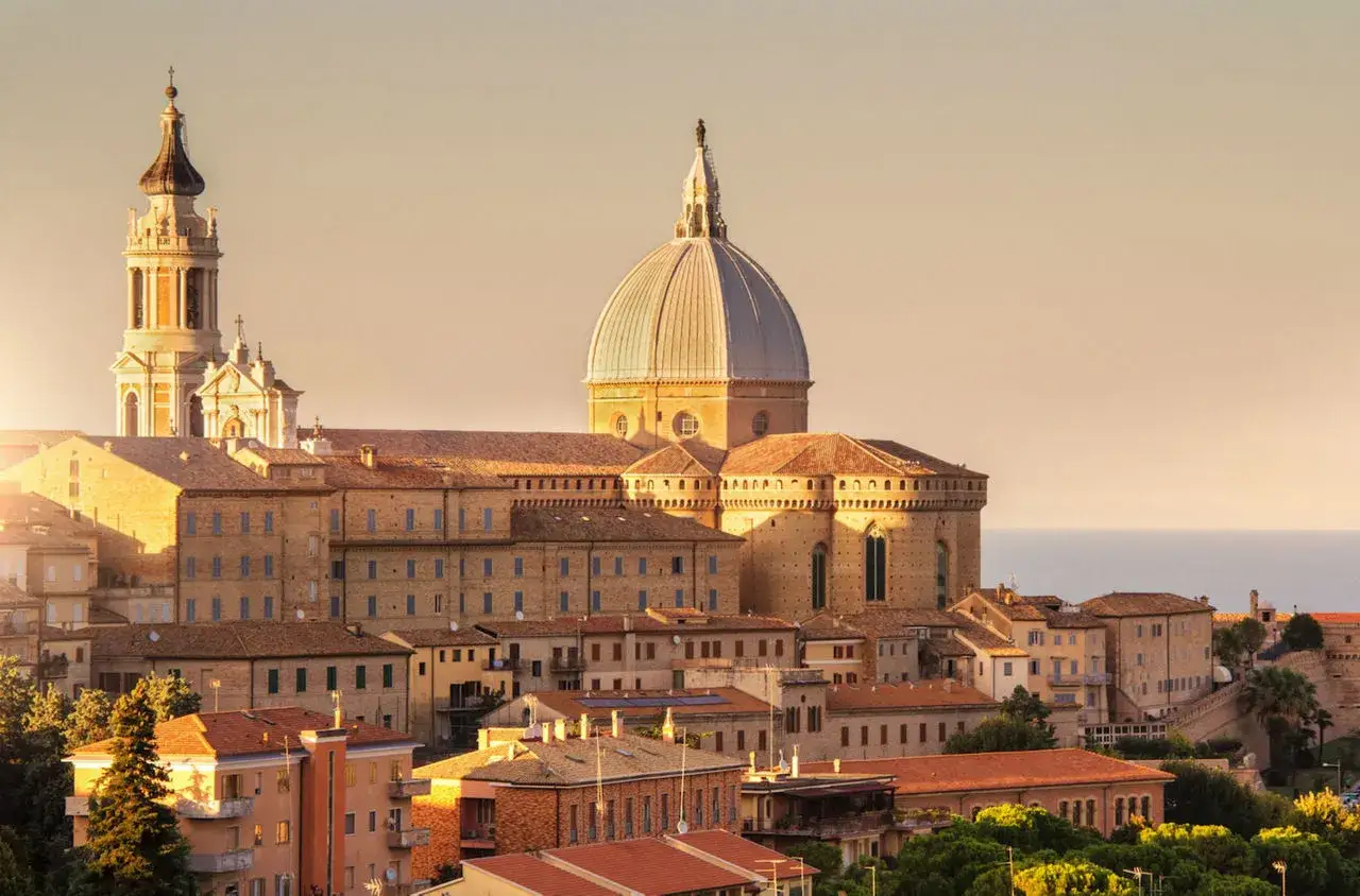 La Basilica della Santa Casa domina il paesaggio di Loreto, un luogo da visitare con la sua maestosa cupola e il campanile.