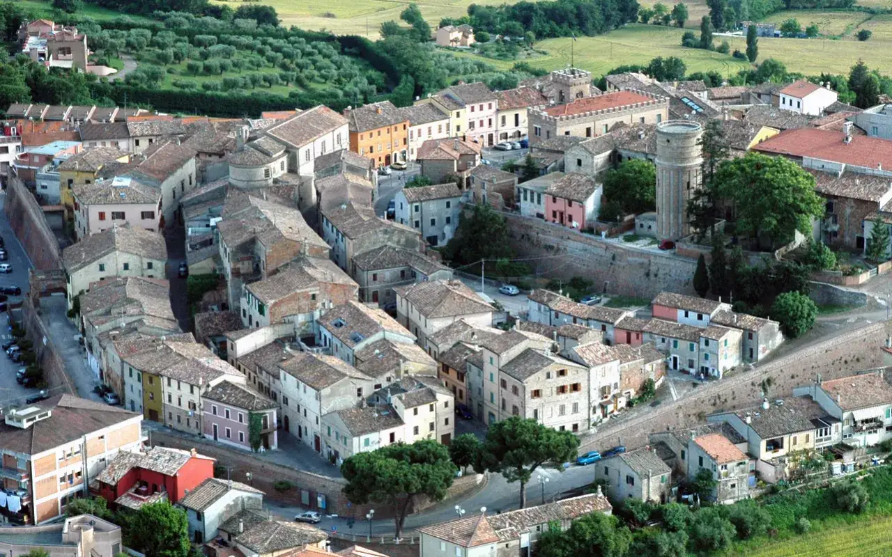 Panoramica aerea di Mondolfo, con i suoi tetti in cotto, mura antiche e la torre circolare. Scopri cosa vedere in questo borgo marchigiano.