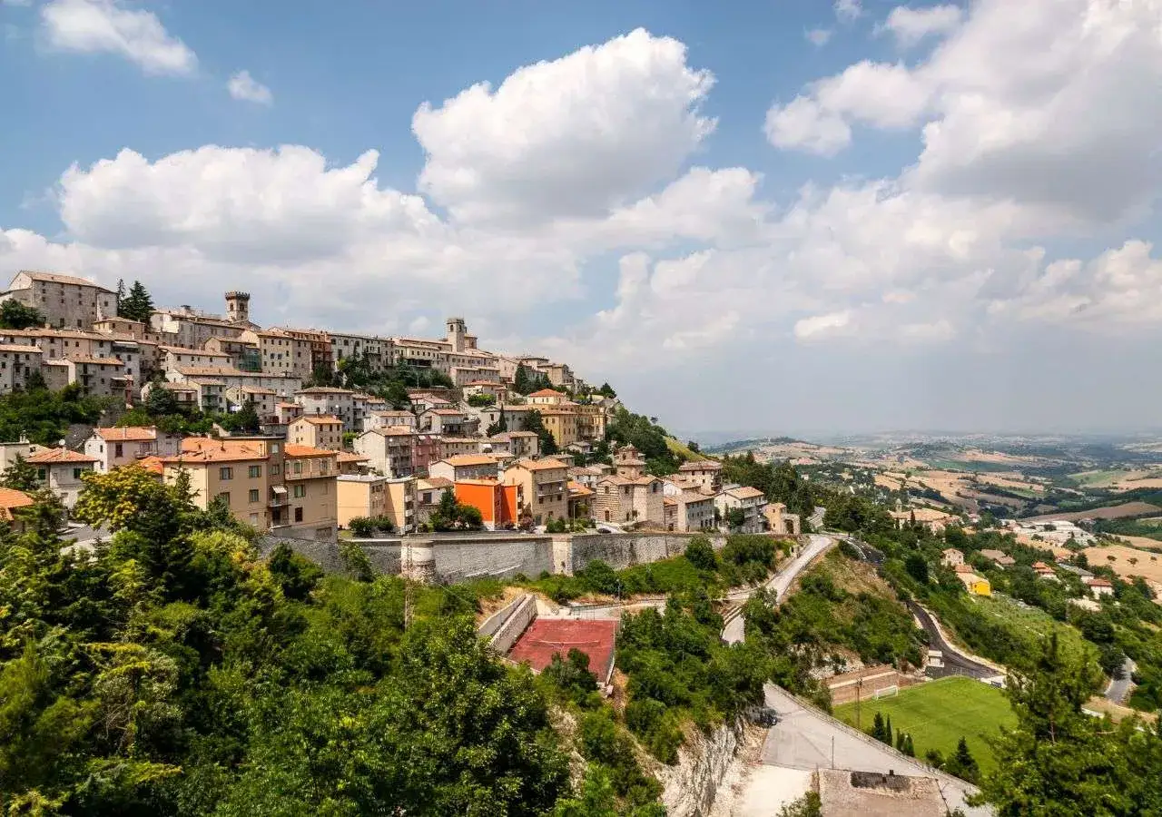 Arcevia, cosa vedere: borgo collinare con case in pietra, torri medievali e vista panoramica sulle colline marchigiane.