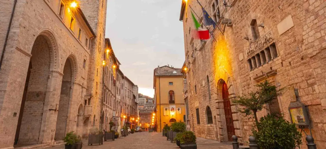 Un vicolo suggestivo a Narni, con edifici storici illuminati da lampioni. Scopri cosa vedere in questa città ricca di storia e fascino.