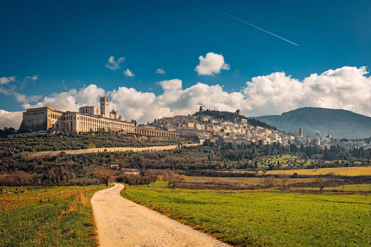 Spello, incantevole borgo umbro, si staglia su una collina verdeggiante, dominato da un'imponente basilica.