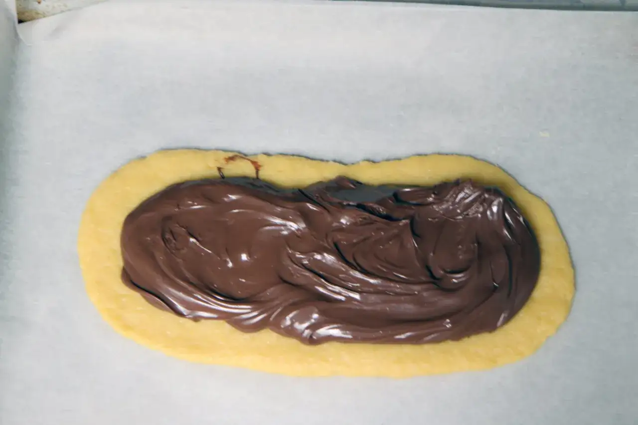 Ciambellone marchigiano pronto per essere farcito con abbondante Nutella.