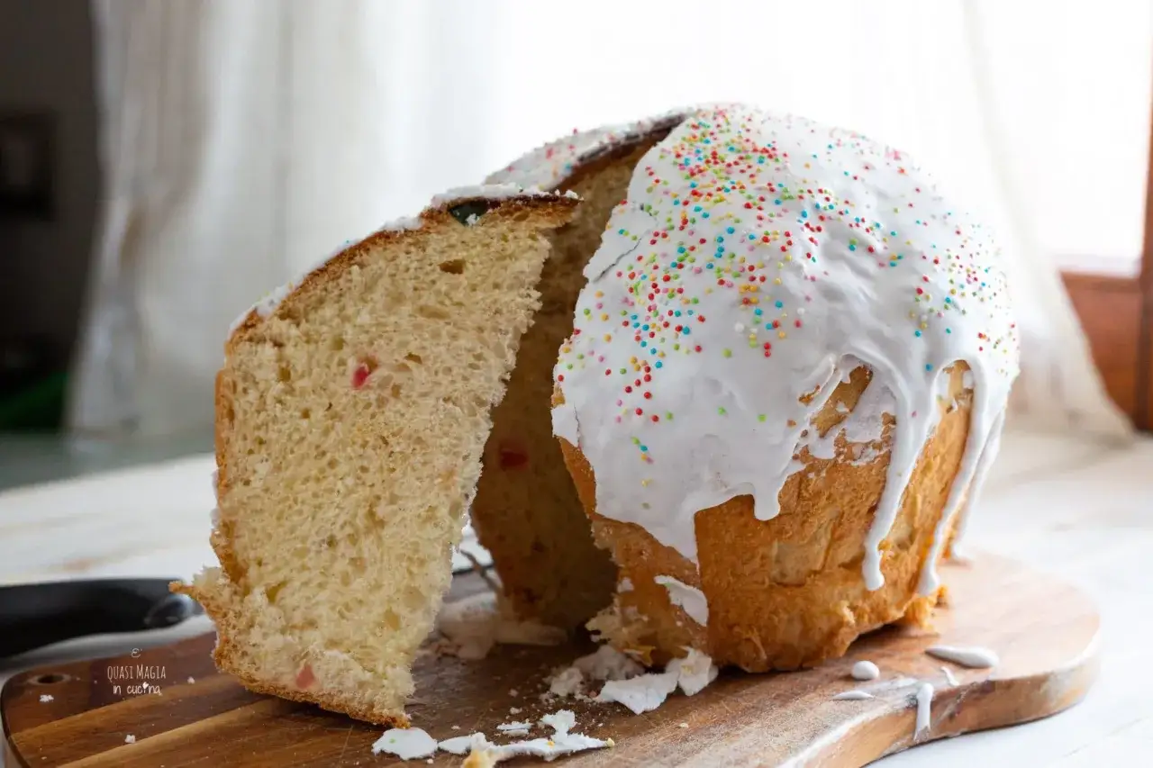 Pizza dolce di Pasqua marchigiana, soffice e decorata con glassa bianca e zuccherini colorati, pronta per essere gustata.